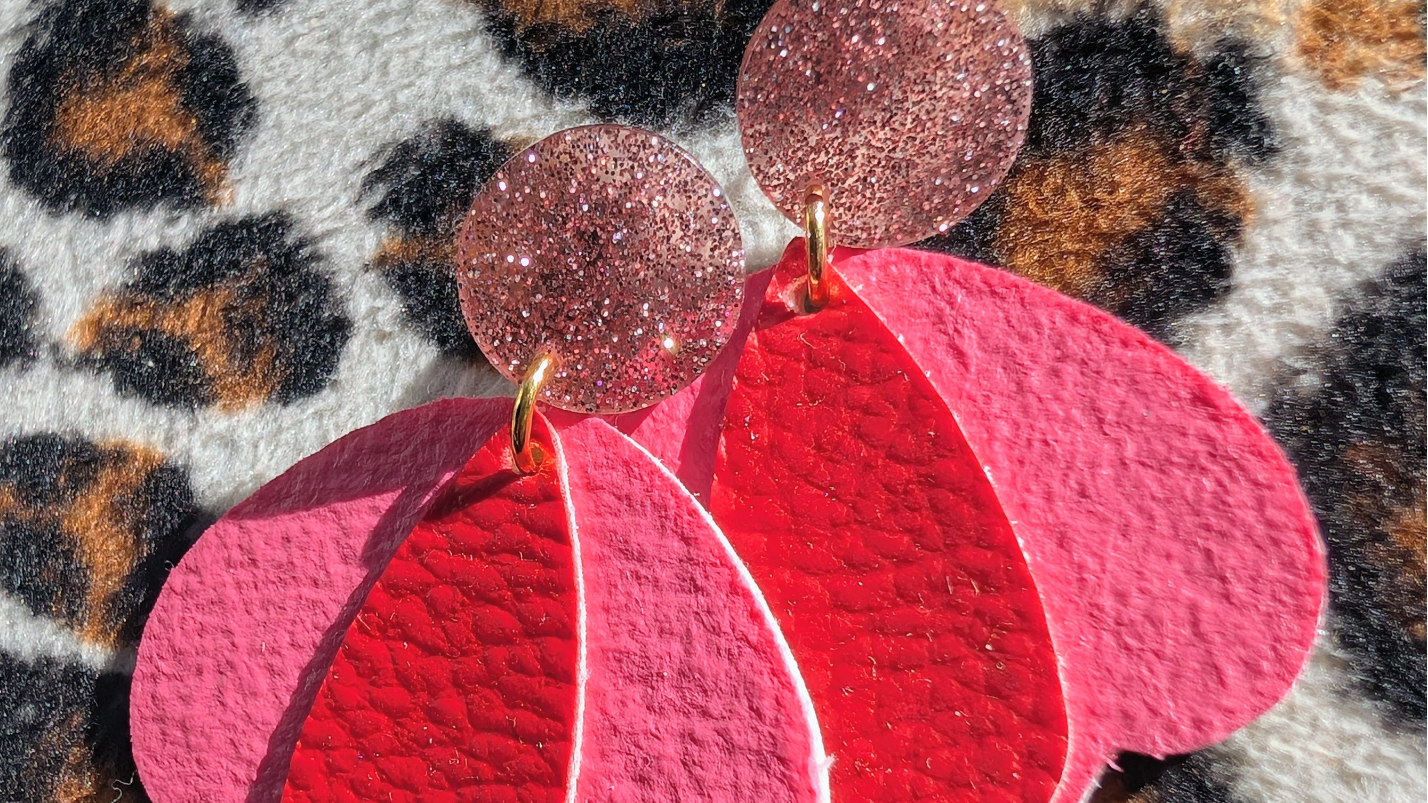 Atelier Bibiche : Créez votre look Pop Art ! Broches et B.O. faits main en cuir vegan. Idée cadeau femme Noel. Garantie 1 an.