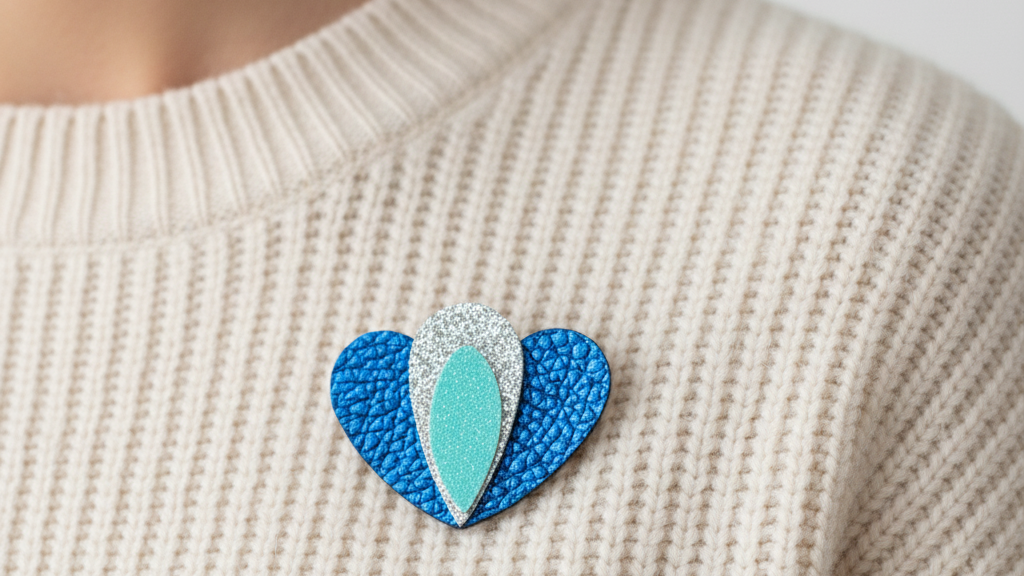 Atelier Bibiche : Créez votre look Pop Art ! Broches et B.O. faits main en cuir vegan. Designs uniques, upcycling et engagement zéro déchet. idée cadeau femme Noel.