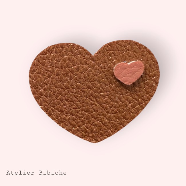 Broche Cœur Fait Main - Marron Cuivré & Rose Pêche Minimaliste Broche en forme de grand cœur marron cuivré texturé avec un petit cœur rose pêche en superposition.