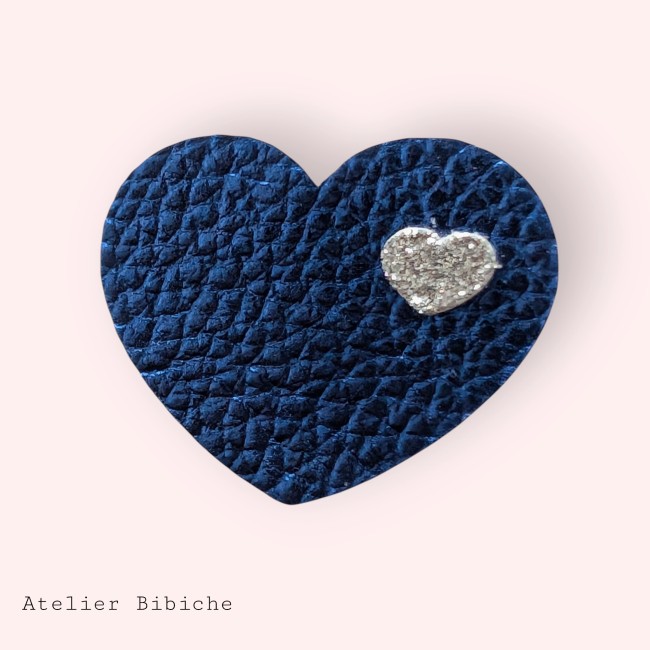 Broche Cœur Lotus Fait Main - Cobalt & Or Pailleté Pop Broche en forme de cœur bleu cobalt avec un motif central en pétale de lotus, or pailleté et vert néon pailleté.