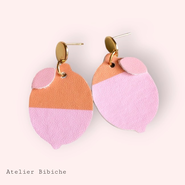 Boucles Citron Bicolore Rose Pêche | Atelier Bibiche Boucles d'oreilles pendantes bicolores forme citron agrume rose et pêche en simili cuir faites main par Atelier Bibiche.