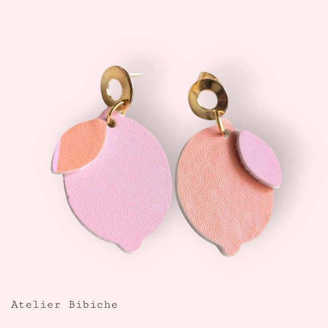 Boucles Citron Pastel Rose Pêche | Atelier Bibiche Boucles d'oreilles pendantes en forme de citron agrume rose et pêche avec feuille en simili cuir faites main par Atelier Bibiche.