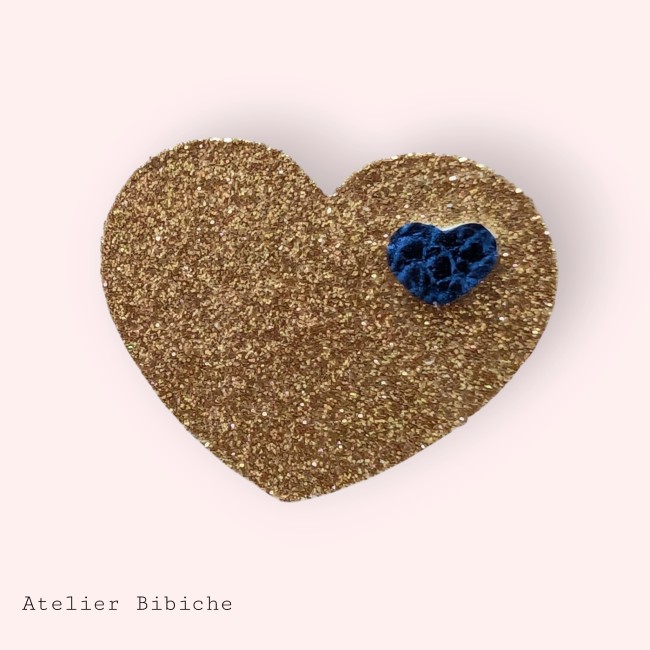 Broche Cœur Fait Main Or Pailleté & Bleu Marine Élégant Broche en forme de grand cœur or pailleté avec un petit cœur bleu marine texturé en superposition.