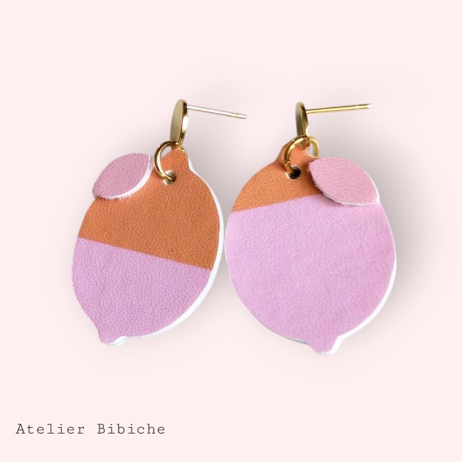 Boucles Citron Bicolore Rose Pêche | Atelier Bibiche Boucles d'oreilles pendantes bicolores forme citron agrume rose et pêche en simili cuir faites main par Atelier Bibiche.