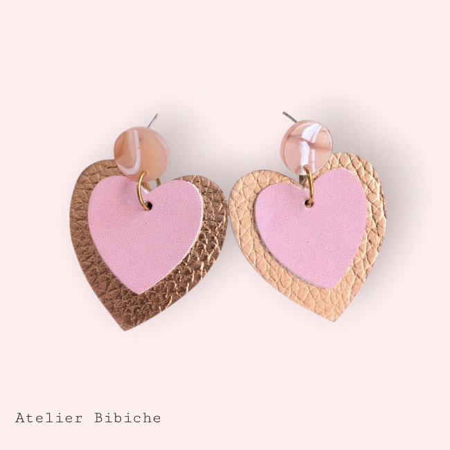 Boucles d'oreilles pendantes cœur double couche en simili-cuir or rose brillant et rose poudré mat, avec puces rondes marbrées beige et blanc