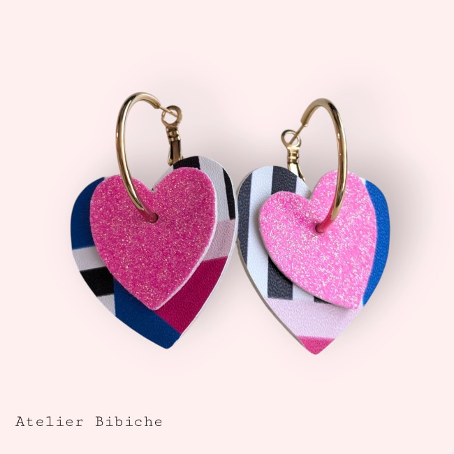 Boucles d'oreilles créoles coeur fuchsia pailleté et cuir végétalien à motif graphique noir blanc bleu faites main par Atelier Bibiche.