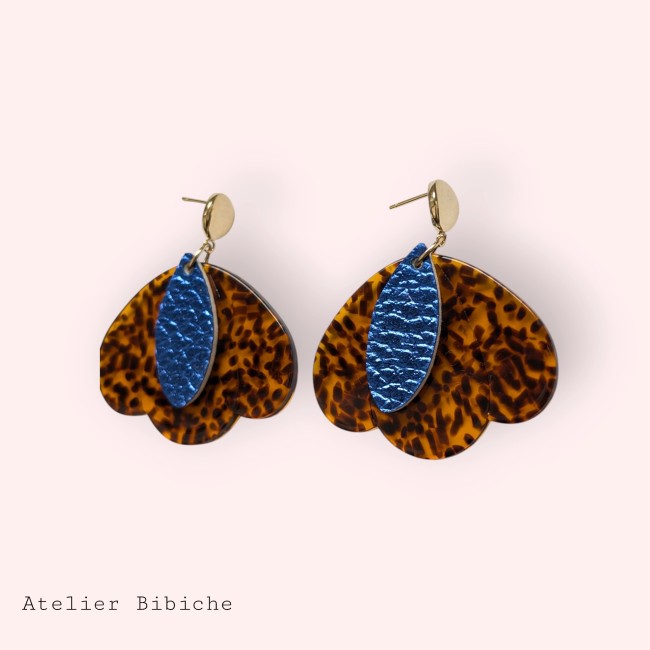 Paire de boucles d'oreilles pendantes, forme de cœur ou de pétale écaille de tortue avec un petit pétale bleu cobalt métallisé en superposition