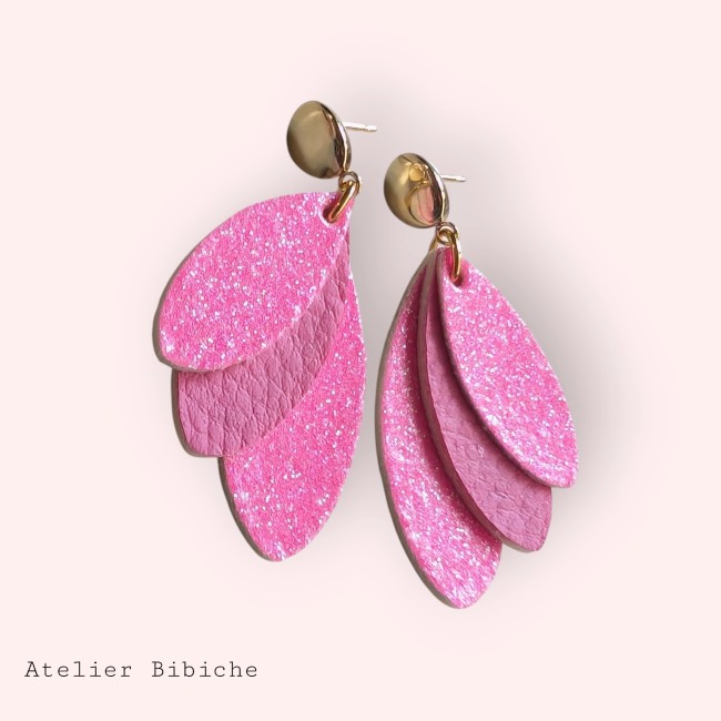 Boucles d'oreilles pendantes pétales superposés rose clair et pailleté en simili cuir faites main par Atelier Bibiche.