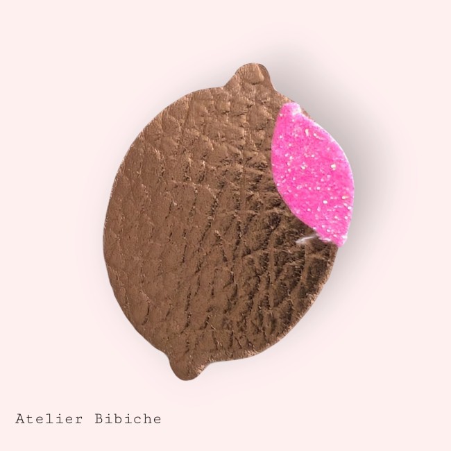 Broche Citron Fait Main Or Rose Pailleté - Glamour Broche en forme de citron en simili-cuir Or Rose texturé, avec une feuille en simili-cuir rose fuchsia pailleté.