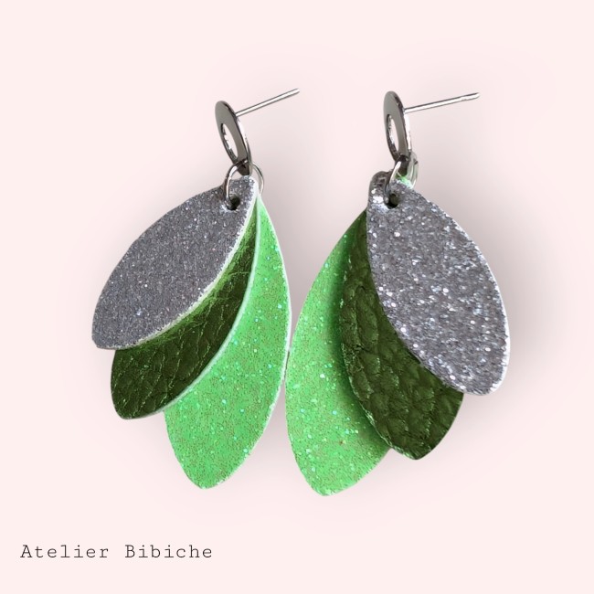 Feuilles Vert Pailleté & Argent | Boucles Fait Main Bibiche Boucles d'oreilles pendantes triple feuilles superposées en simili cuir vert pailleté, vert texturé et argenté faites main par Atelier Bibiche.