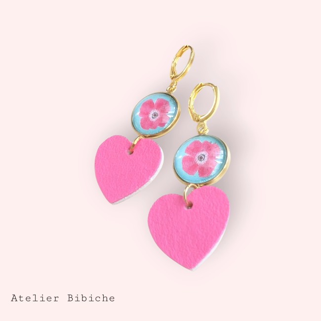 B.O. Dormeuses Fleur Rose Fuchsia & Cœur Bleu/Rose - Atelier Bibiche Boucles d'oreilles pendantes à dormeuses dorées, cabochons fleur rose sur fond bleu ciel et pendentif cœur en simili-cuir rose fuchsia mat.