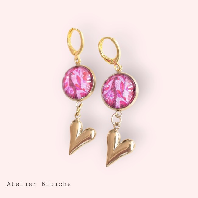 B.O. Dormeuses Cœur Doré & Cabochon Rose Floral - Atelier Bibiche Boucles d'oreilles pendantes à dormeuses dorées avec cabochon rond motif floral rose et cœur plein en métal doré brillant.