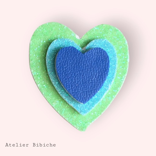 Broche Cœur Fait Main Vert/Bleu Pailleté - Accessoire Tropical Broche cœur triple couche : extérieur vert acide pailleté, milieu bleu turquoise et cœur intérieur bleu cobalt texturé.