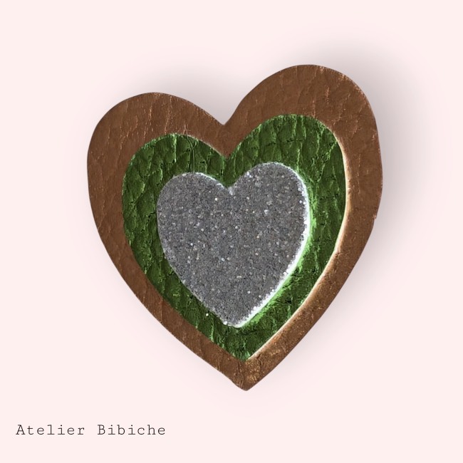 Broche cœur triple couche : extérieur cuivré métallisé, milieu vert acide texturé et cœur intérieur argenté pailleté.