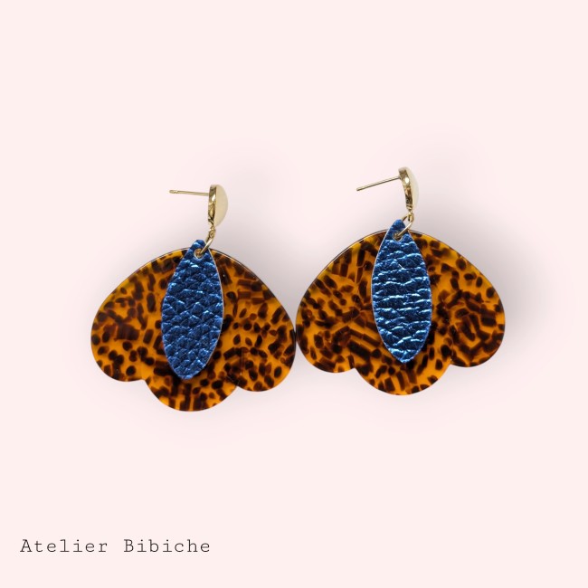 Paire de boucles d'oreilles pendantes, forme de cœur ou de pétale écaille de tortue avec un petit pétale bleu cobalt métallisé en superposition