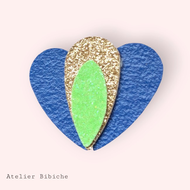 Broche Cœur Sacré stylisée en simili-cuir bleu cobalt, or pailleté et vert néon. Flamme/Pétale de Lotus Pop Art.
