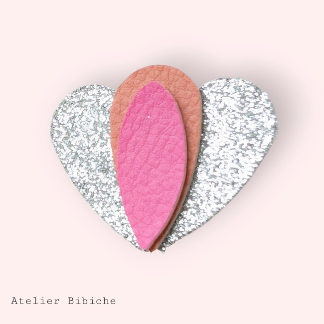 Broche Cœur Lotus Fait Main Argent Pailleté, Rose néon Broche en forme de cœur argenté pailleté avec un motif central en forme de pétale de lotus, orange corail et rose fuchsia.