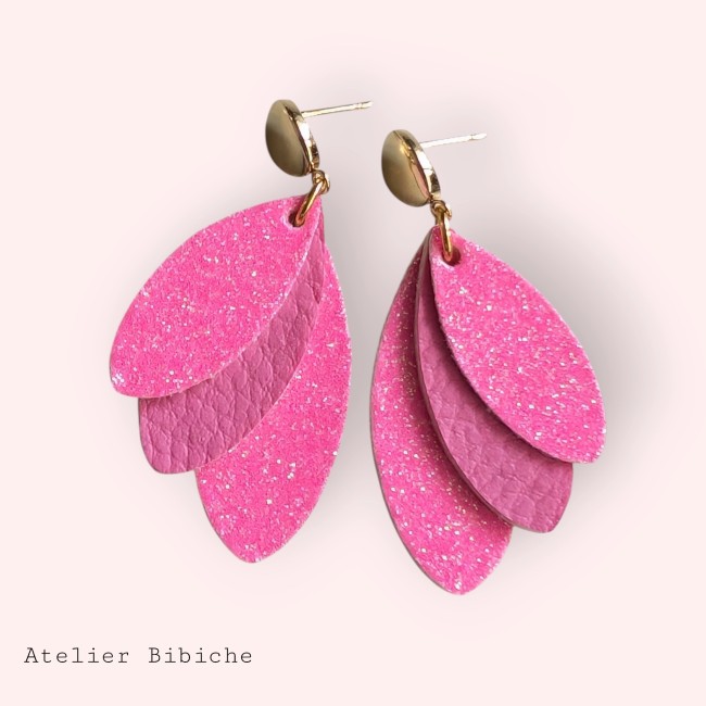 Boucles d'oreilles pendantes pétales superposés rose clair et pailleté en simili cuir faites main par Atelier Bibiche.