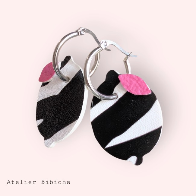 Boucles d'oreilles créoles forme citron agrume à motif zèbre noir et blanc avec feuille rose en simili cuir faites main par Atelier Bibiche.
