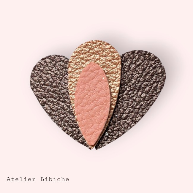 Broche en forme de cœur marron chocolat avec un motif central en forme de pétale de lotus, or rose cuivré et orange pêche.