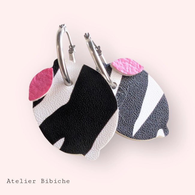 Boucles d'oreilles créoles forme citron agrume à motif zèbre noir et blanc avec feuille rose en simili cuir faites main par Atelier Bibiche.
