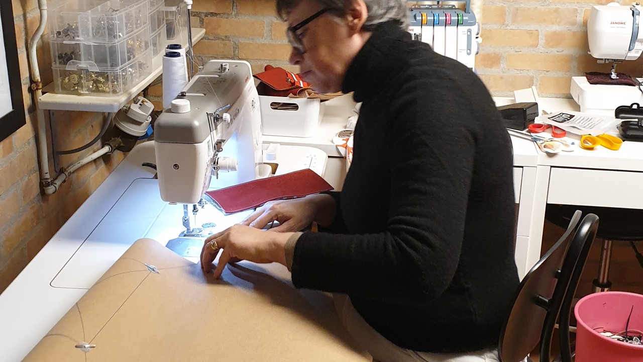 Créatrice travaillant dans un atelier artisanal français à taille humaine