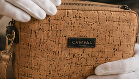 Contrôle minutieux des coutures et finitions d'une création Casaval en tissu de liège