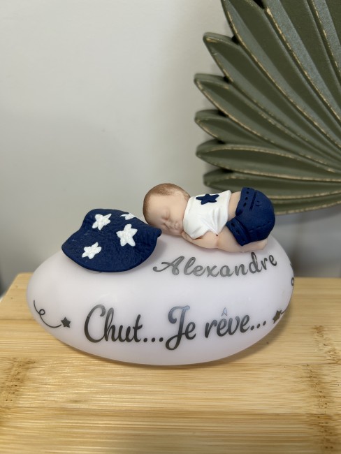 Réservé- Veilleuse bébé fait main – Idée cadeau naissance douce et poétique. Petit garçon et sa couverture