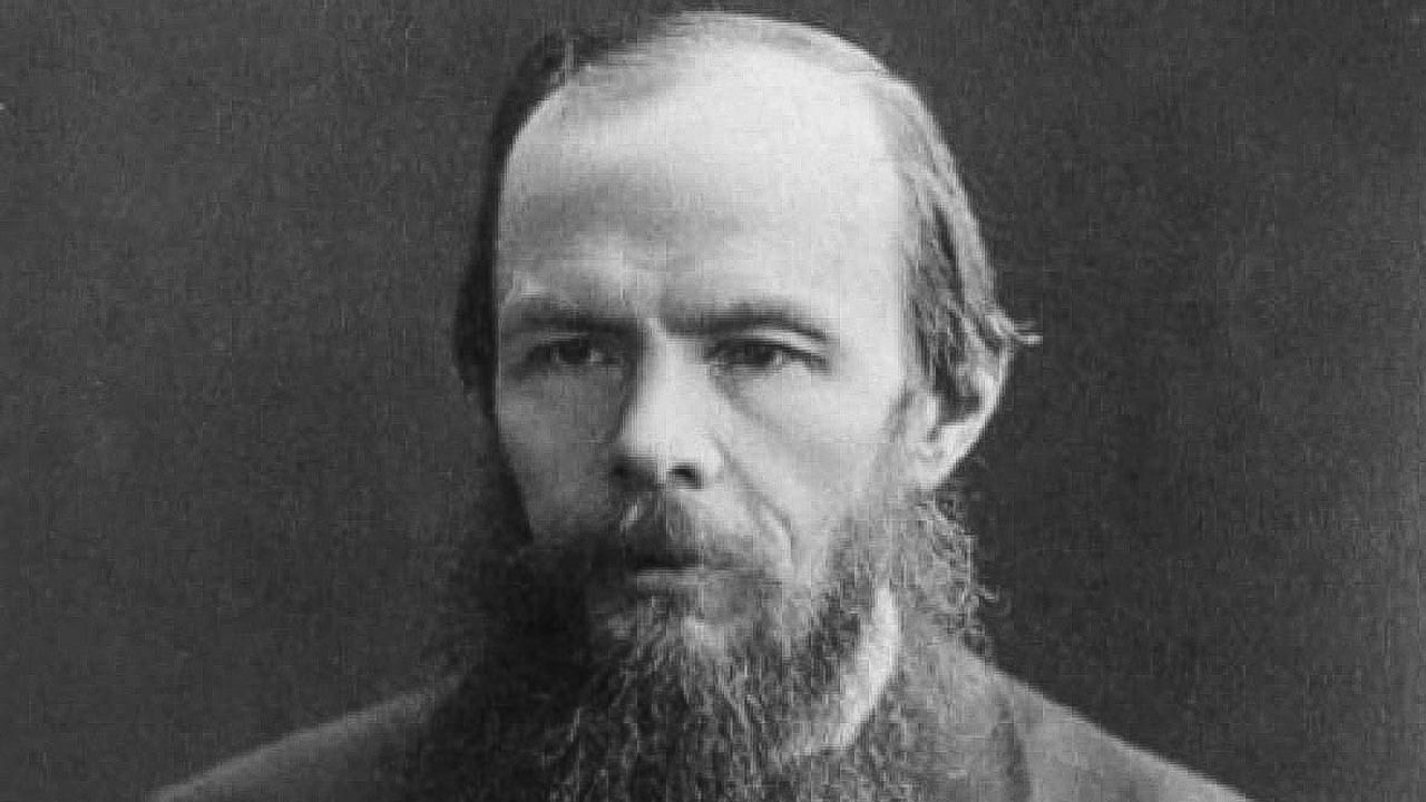 Fiodor Mikhaïlovitch Dostoïevski, né en 1821 à Moscou meurt le 9 février 1881 à Saint-Pétersbourg. Il est reconnu comme un des plus grands écrivains russes. Arrêté en avril 1849 pour ses opinions politiques, il est condamné à mort, fait l'objet d'un simulacre d'exécution puis est finalement déporté.