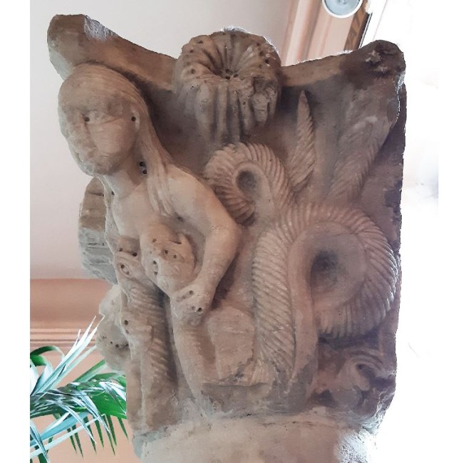 Chapiteau dit de l’Avarice et la Luxure. La femme nue aux longs cheveux tient deux serpents qui lui mordent la poitrine