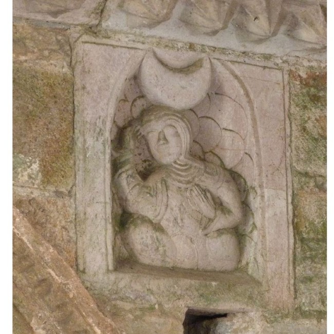 Au-dessus de la porte nord, la Lune et son croissant. 