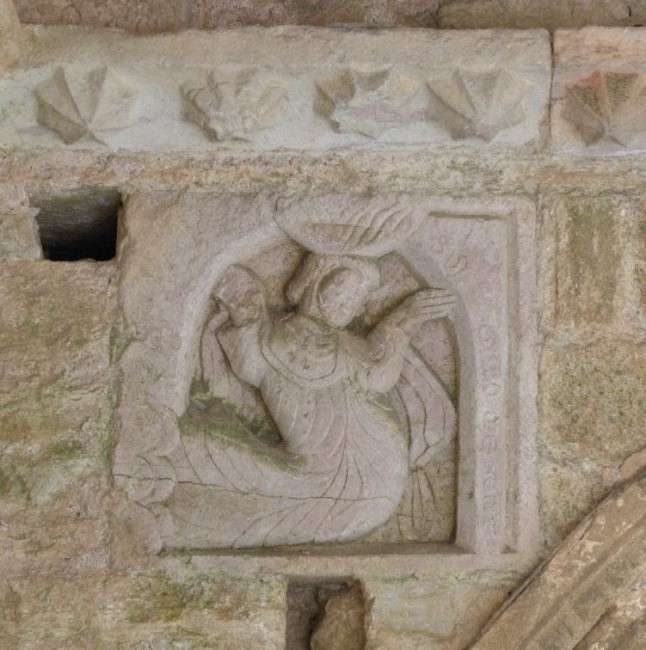 Au-dessus de la porte nord, le Soleil 