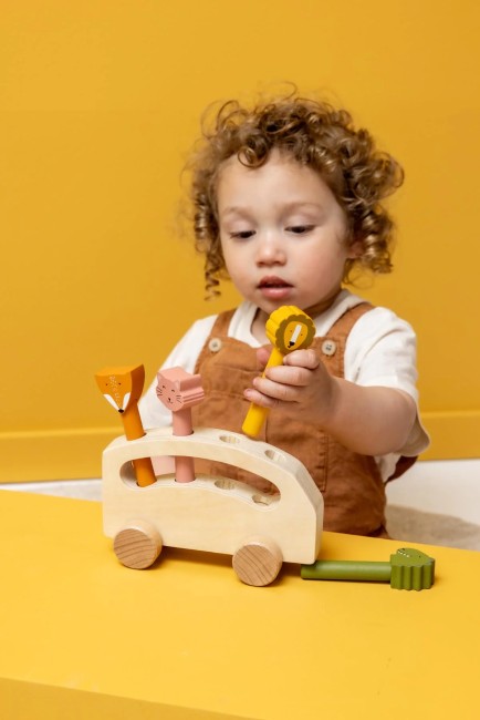 36-480-1 Enfant jouant avec le bus en bois à animaux pop-up Trixie