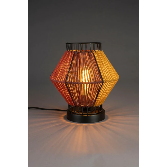 Lampe à poser Surya Rope jaune/rouge — Dutchbone — Vue du produit 3 Lampe à poser Surya Rope jaune/rouge — Dutchbone. Vue du produit 3.