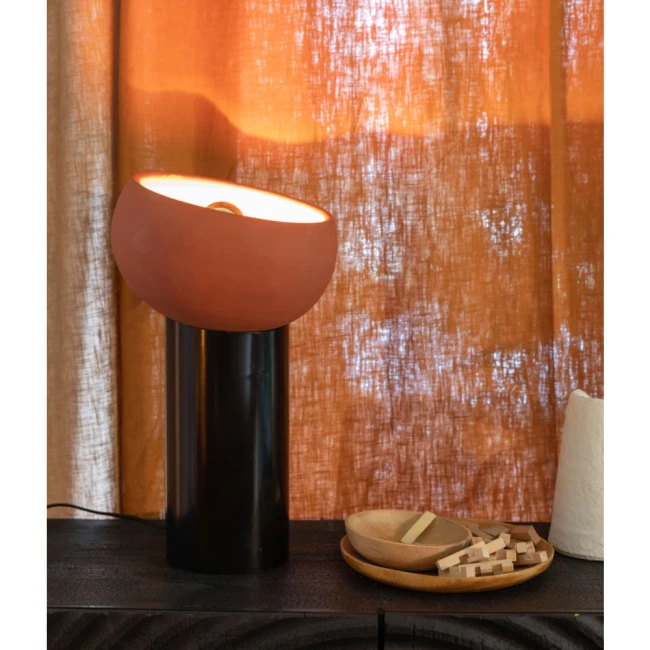 Lampe à poser Zahra M — Dutchbone — Vue du produit 2 Lampe à poser Zahra M — Dutchbone. Vue du produit 2.