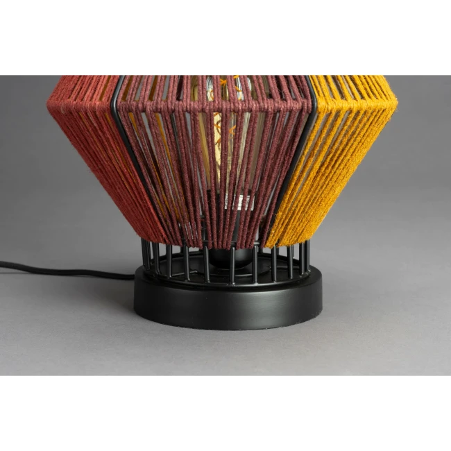 Lampe à poser Surya Rope jaune/rouge — Dutchbone — Vue du produit 6 Lampe à poser Surya Rope jaune/rouge — Dutchbone. Vue du produit 6.