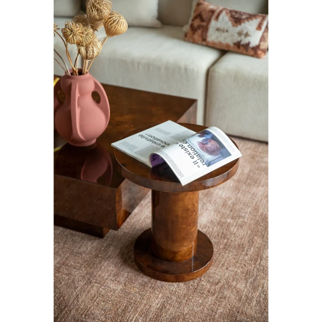 Table d’appoint Quinn noyer — Dutchbone — Vue du produit 7 Table d’appoint Quinn noyer — Dutchbone. Vue du produit 7.