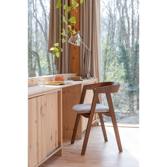 Lot de 2 chaises Mads noyer avec accoudoirs — Vue du produit 2 Lot de 2 chaises Mads noyer avec accoudoirs. Vue du produit 2.