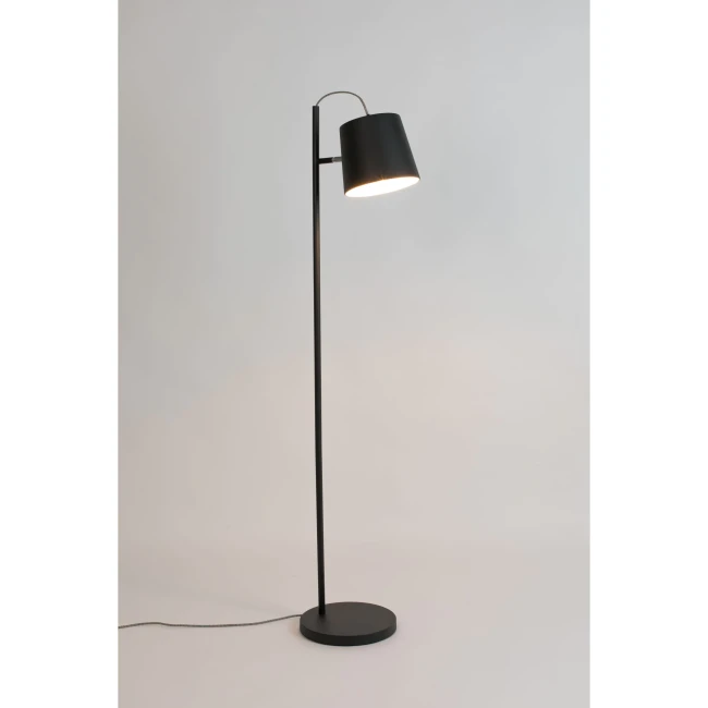 Lampadaire Buckle Head noir — Zuiver — Vue du produit 2 Lampadaire Buckle Head noir — Zuiver. Vue du produit 2.