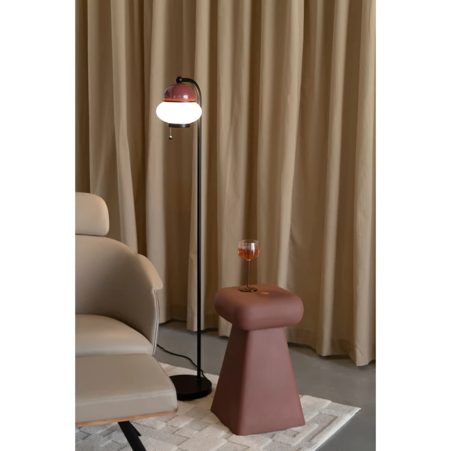 Lampadaire Bumble rouge — Vue du produit 2 Lampadaire Bumble rouge. Vue du produit 2.