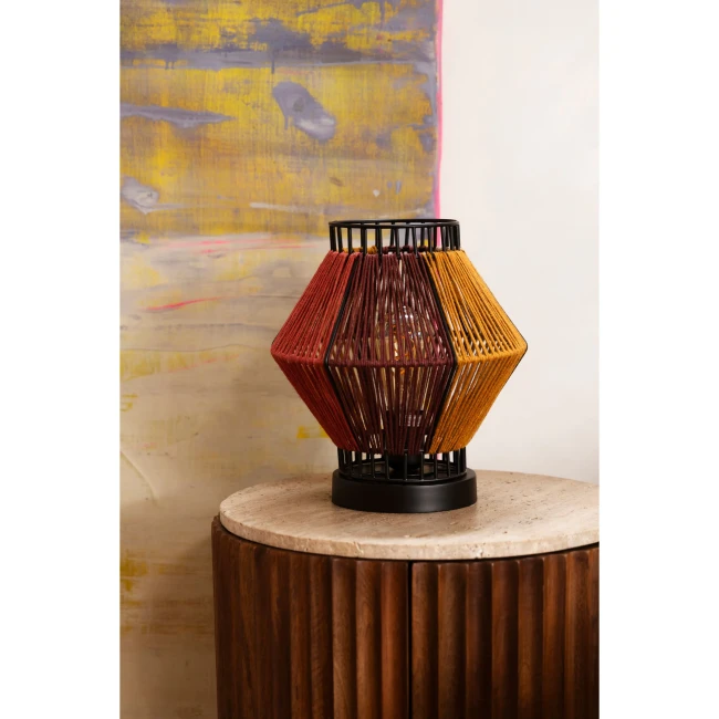 Lampe à poser Surya Rope jaune/rouge — Dutchbone — Vue du produit 9 Lampe à poser Surya Rope jaune/rouge — Dutchbone. Vue du produit 9.