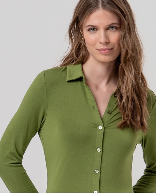 Chemise vert olive Surkana à col classique, manches longues et boutons sur le devant, portée par un mannequin