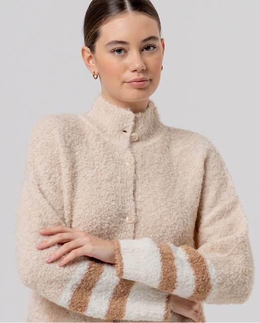 Cardigan beige bouclé à col montant femme Surkana – Alizé La Rochelle Cardigan beige Surkana en maille bouclée, col montant boutonné et manches longues à poignets rayés écru et camel