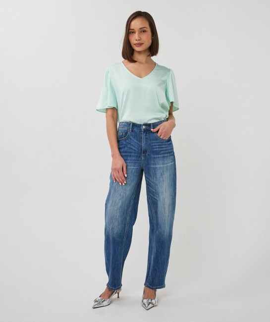 Blouse Esqualo vert d’eau satinée avec col V et manches fluides courtes, coupe élégante et féminine