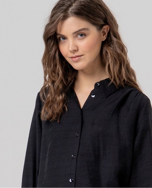 Chemisier noir fluide Surkana – Alizé La Rochelle Chemisier noir femme Surkana en viscose fluide, col chemise et manches bouffantes – Alizé La Rochelle