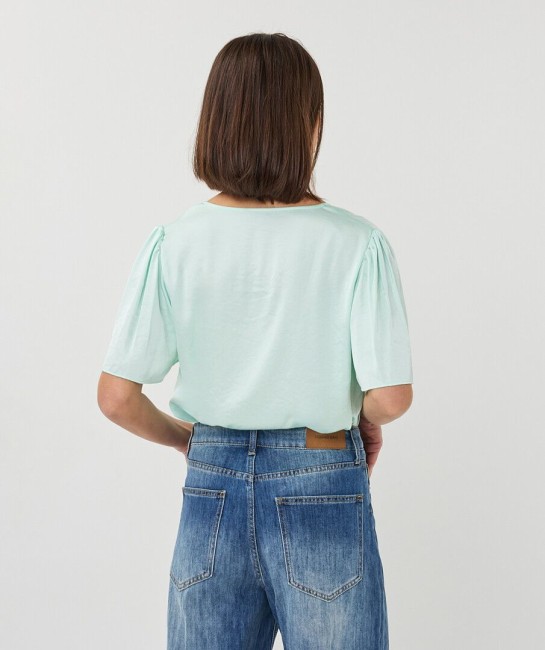 Blouse Esqualo vert d’eau satinée avec col V et manches fluides courtes, coupe élégante et féminine