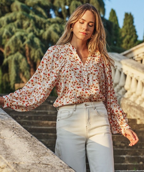 Blouse Esqualo à imprimé floral écru et orange, manches longues bouffantes, col V boutonné et coupe fluide