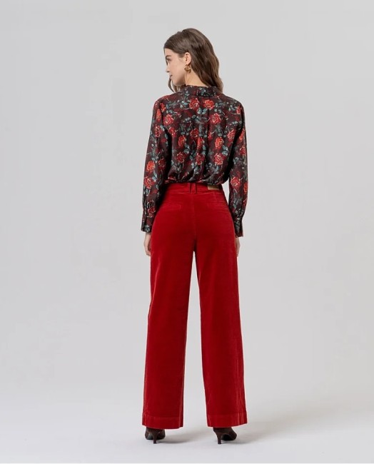 Pantalon rouge Surkana en velours côtelé fin, taille haute, jambes larges et deux poches plaquées sur le devant