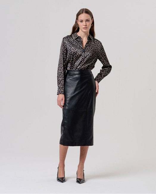 Jupe crayon midi noire effet cuir Surkana portée avec une chemise imprimée – Alizé La Rochelle