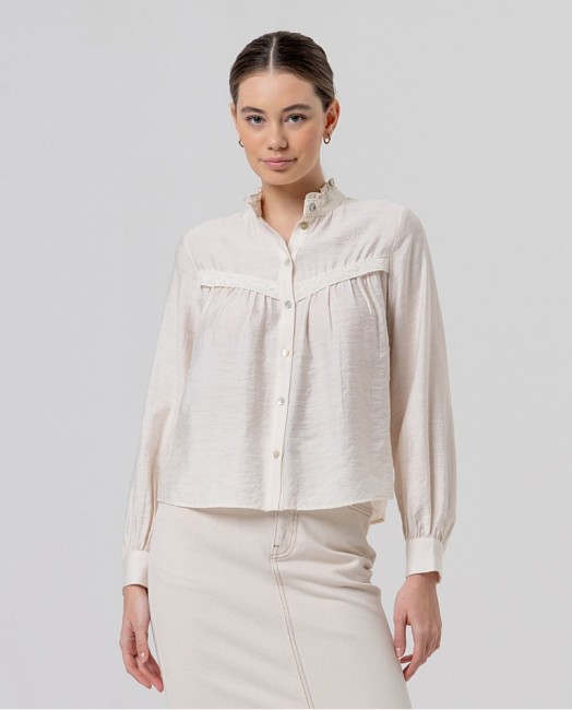 Blouse écrue femme Surkana en viscose fluide avec détail guipure – Alizé La Rochelle